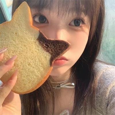 伊塞克湖的猩红色罂粟花